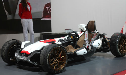 An in-house design competition at Honda has resulted in this vehicle with the body of a car and the soul of a motorcycle.
