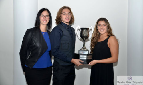 Melissa Murphy of Carrossier ProColor (left) presents the Carrossier ProColor trophy to Daphné Demers and Antoine Châtelain-Laflamme, first place swimmers in the Coupe Espoir Canada circuit.