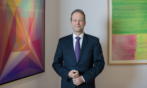 Bloomberg reports that Ton Buechner, CEO of AkzoNobel, has been “jolted into dealmaking” as a way of fighting off the PPG bid that recently surfaced.